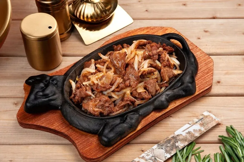 Говядина с луком на жаровне